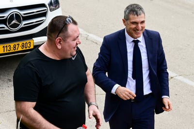 זדורוב עם עורך דינו לאחר הזיכוי