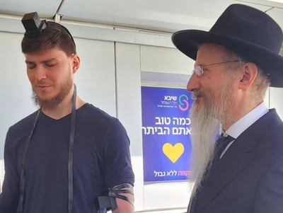 התשובה היהודית: אלכסנדר טרופנוב הניח תפילין - יממה אחרי שחרורו מהשבי בעזה