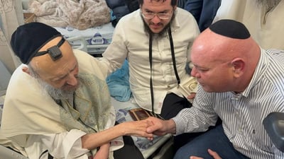 ראש עיריית טבריה בביקור חולים היום אצל הגר"ד קוק