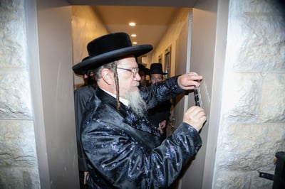 קביעת מזוזה וחנוכת הבית לביהמ"ד גאלנטע בירושלים