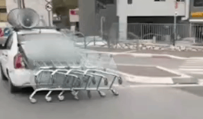 אסף עגלות סופר ברחבי העיר עם רכבו הפרטי - ועוכב לחקירה