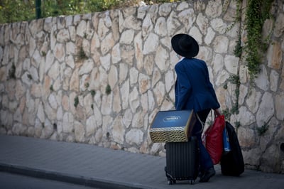 בחור ישיבה בדרך לישיבה | ארכיון
