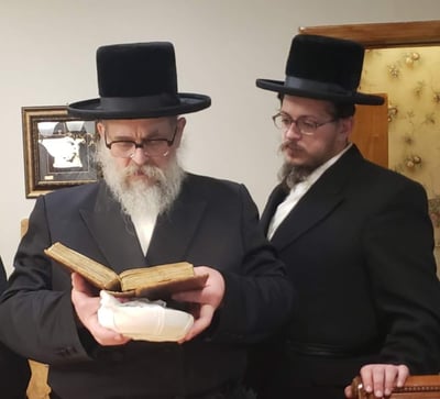 החתן הרב יוחנן טווערסקי, לצד אביו האדמו"ר מסקווירא מב"פ
