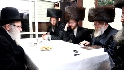 האדמו"ר מפינסק קרלין בלחיים בביתו של האדמו"ר מאמשינוב
