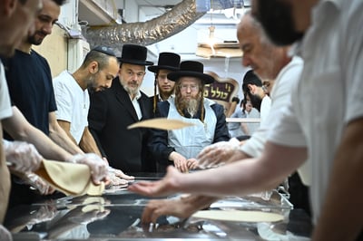 האדמו"ר משומרי אמונים באפיית מצות