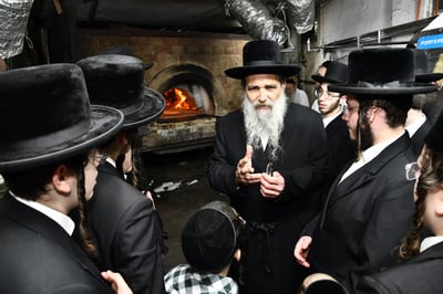 האדמו"ר מאשלג באפיית מצות