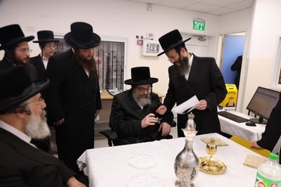 הגה"צ רבי חיים מאיר הגר אב"ד ויז'ניץ, בהטענת קמחא דפסחא לאלפי החסידים