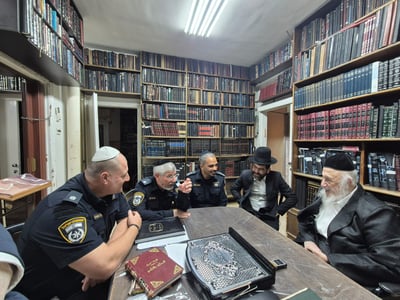 מפקד תחנת בני ברק בביקור אצל רבני העיר