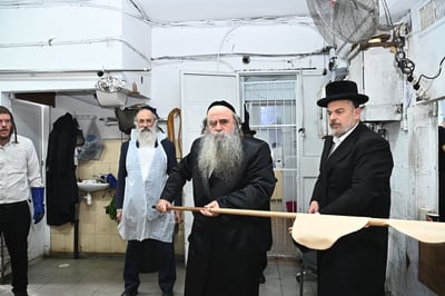 הגאון רבי סיני הלברשטאם באפיית מצות