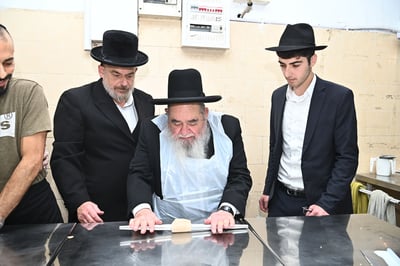 הגר"א סאלים באפיית מצות