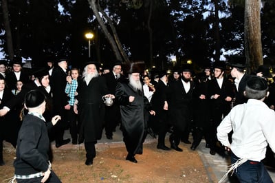 האדמו"ר מנדבורנה בשאיבת מים שלנו