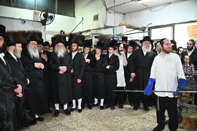 האדמו"ר מנדבורנה באפיית מצות מצווה