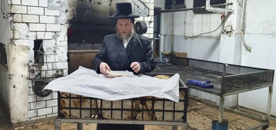 הרה"צ רבי יעקב מרדכי הגר באפיית מצות לאביו האדמו"ר מויז'ניץ
