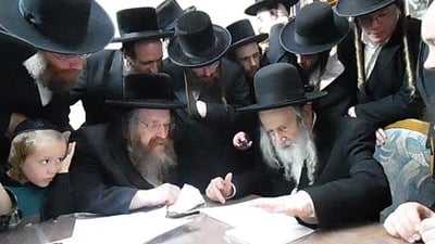 האדמו"ר מאמשינוב במכירת חמץ