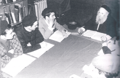 הרב חייקין מוסר שיעור בישיבה בסביבות 1968
