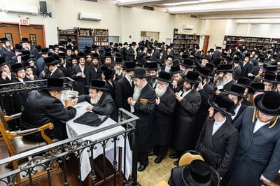חסידי באבוב 45 נותנים קוויטלעך לרבם לפני המסע לצאנז