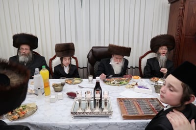 שמחת בר מצווה לנכד האדמו"ר ממכנובקא בעלזא