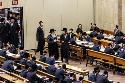 האדמו"ר מבאבוב בסיור בישיבת בין הזמנים