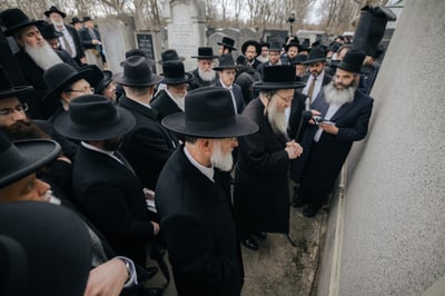 האדמו"ר מביאלה בתפילה בקברי צדיקים בחו"ל בשנות קדם