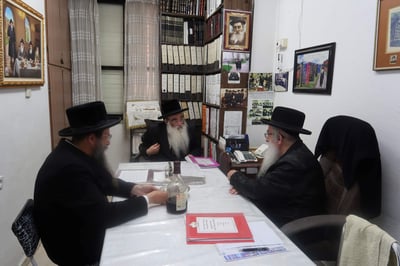 הגה"צ רבי מנחם ארנסטר בביקור אצל הגאון רבי אפרים פישל שטיין