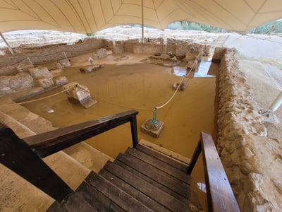 נזקים לאחר השיטפון בבית הכנסת העתיק בגן הלאומי עין גדי