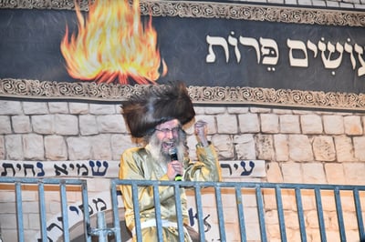הרה"צ רבי אלימלך בידרמן בהדלקה 