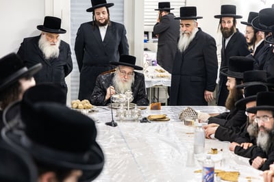 האדמו"ר מצאנז קלויזנבורג בטיש פסח שני