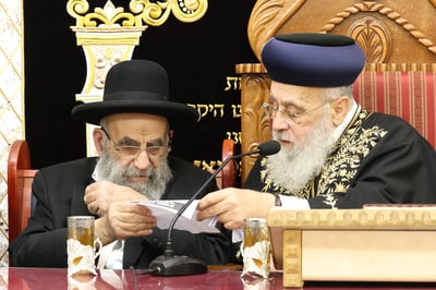 הראשל''צ הגאון רבי יצחק יוסף, בשיעורו השבועי בבית הכנסת היזדים