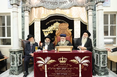 הראשל''צ הגאון רבי יצחק יוסף, בשיעורו השבועי בבית הכנסת היזדים