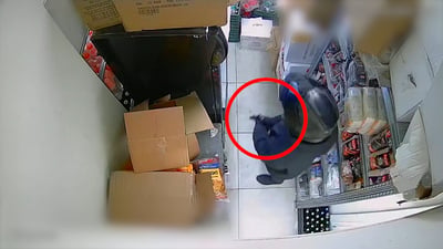 שדדו חנות נוחות בתחנת דלק עם אקדח דמה ונמלטו | תיעוד