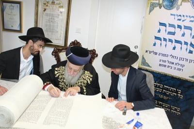 גדולי ישראל בכתיבת אותיות בס"ת של קהילת 'אוהל תורה' 