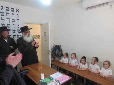 האדמו"ר מדושינסקיא בביקור בתלמוד תורה דושינסקיא בהר יונה