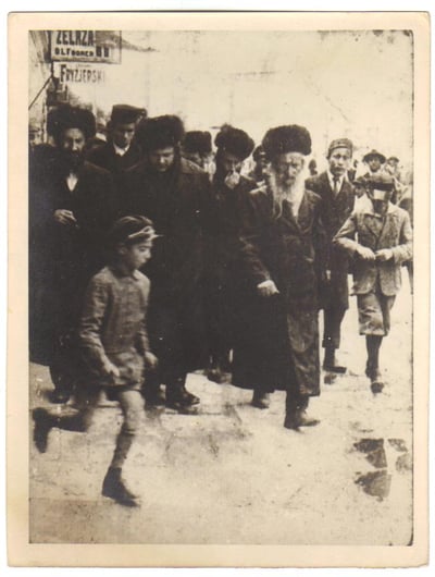 רבי שמואל שלמה ליינר, הרבי מראדזין, עם חסידיו.
