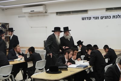 האדמו"ר מטשארנאביל בסיור בין הלומדים
