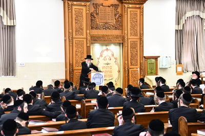 האדמו"ר מסטריקוב בשיחה בישיבת באבוב 