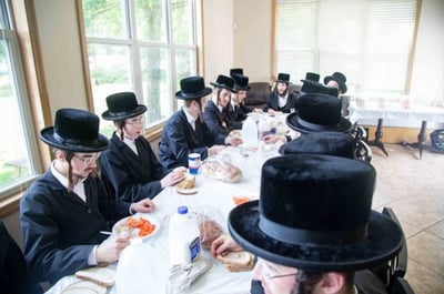 בחורי ישיבה בארוחת בוקר בחדר אוכל. אילוסטרציה