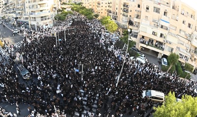 קריית בעלזא בערב חג השבועות האחרון
