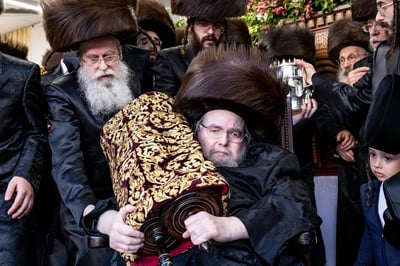 הכנסת ספר תורה לזכותו של האדמו"ר מבעלזא