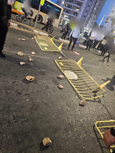 המפגינים בכניסה לבני ברק "זרקו צווי גיוס לבור האסלה" | תיעודים סוערים