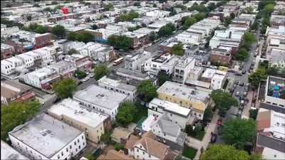 הרחוב עצר מלכת: תיעוד מרהיב מנסיעתו של האדמו"ר מגור ברחובות בורו פארק