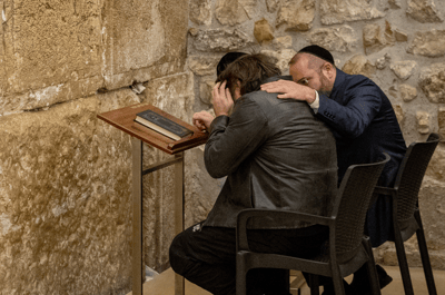 נשיא ארגנטינה נושא תפילה בכותל המערבי