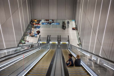 אזרחים תופסים מחסה לילי בתחנת הרכבת הקלה בתל אביב