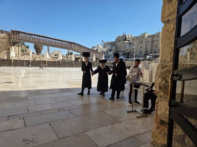 הגה"צ גאב"ד מאקאווא בכותל המערבי