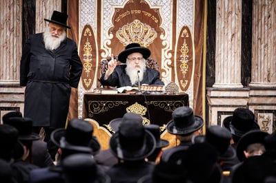 האדמו"ר מצאנז קלויזנבורג בשיחת קודש לפני תלמידי הישיבה