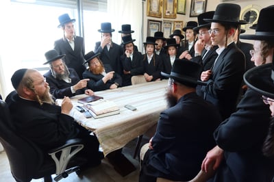 בחורי זוויעהיל בבחינה אצל הגאון רבי אברהם שרגא שטיגליץ 