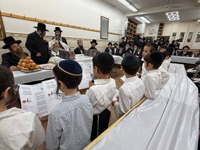 מסיבת החומש אצל האדמו"ר מקאלוב