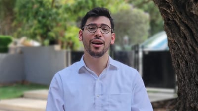 לכבוד שבת קודש: לייזר ברוק מתפלל "עושה שלום"