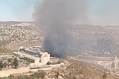 שריפה פרצה בין הר המנוחות ושכונת הר נוף: סכנה למתחם חברת החשמל 