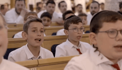 תיעוד מרגש | מאות תינוקות של 'בית רבן' בשירה מרטיטה: "אהבת תורה"
