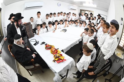 מסיבת חומש לילדי 'תורה ודעת' במעונו של הגר"ד לנדו 